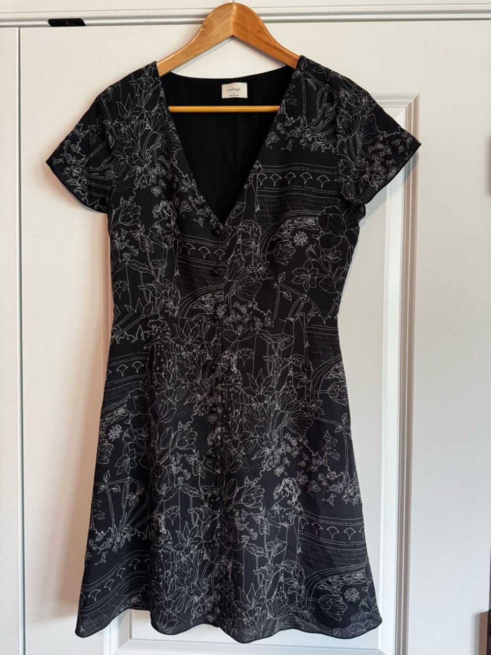 Wilfred Aritzia Black Floral Button Front Dress Size 6 Fit Flare